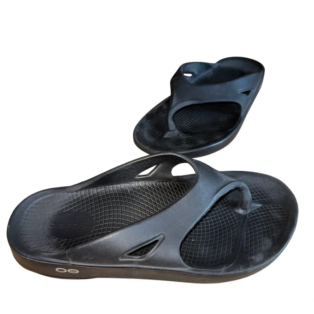 OOFOS OOLALA UNISEX BLACK FLIP FLOP SZ M 8 W 10 BEACHWEAR CUSHIONED FOOTBED